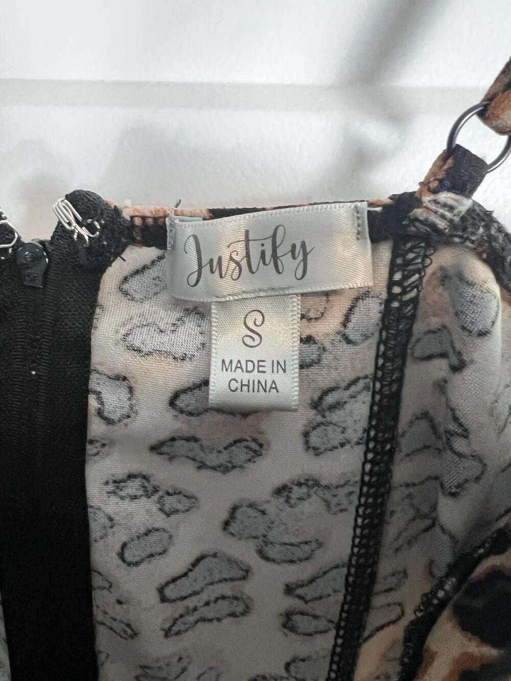 Justify - Picture 3 of 6